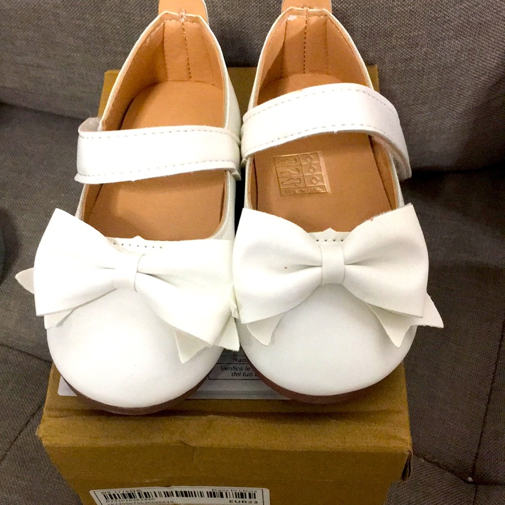 New in box! White bow detail flats